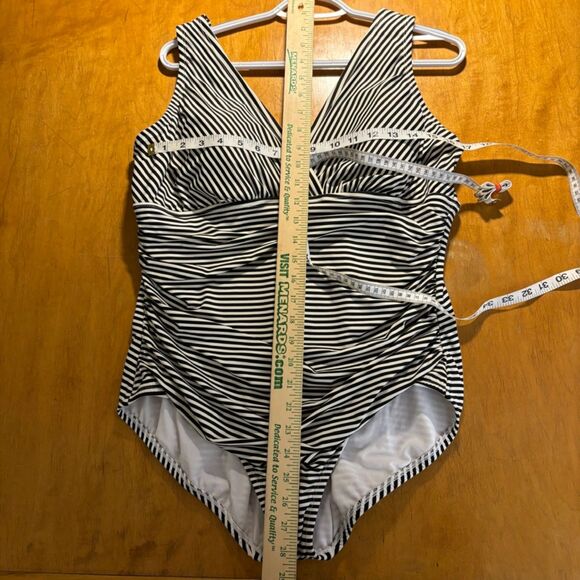 miracle suit Embrace your Curves Womens Stripped Black & White swimsuit size 1X - Picture 3 of 4